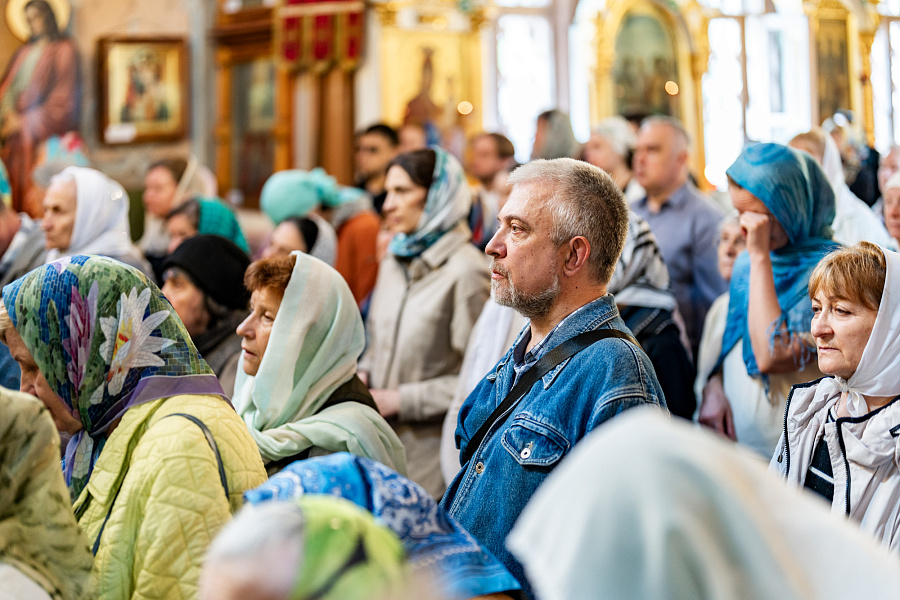 Божественная литургия в День Святого Духа в Троицком храме в Наташине города Люберцы